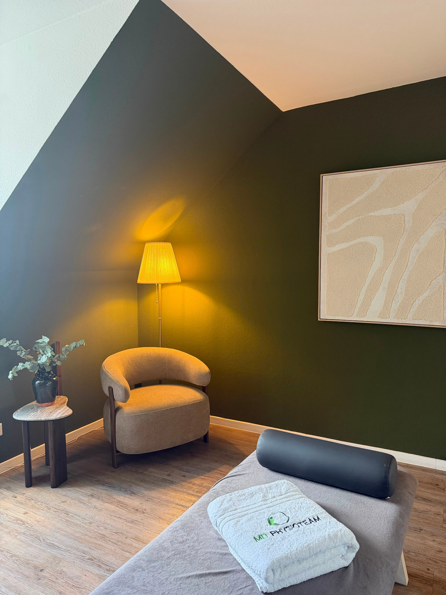 Moderne, helle Physiotherapiepraxis mit Behandlungsliege